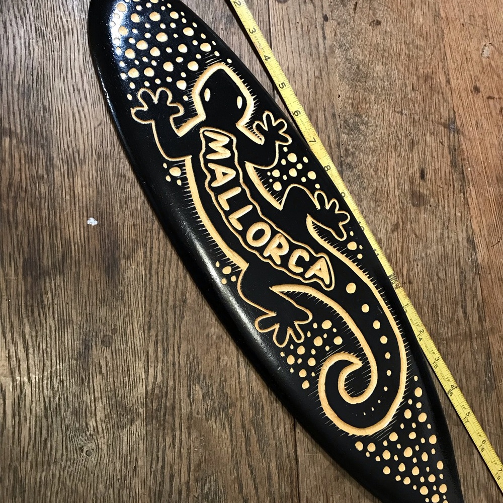 Souvenir Gecko Surfboard Wall Art